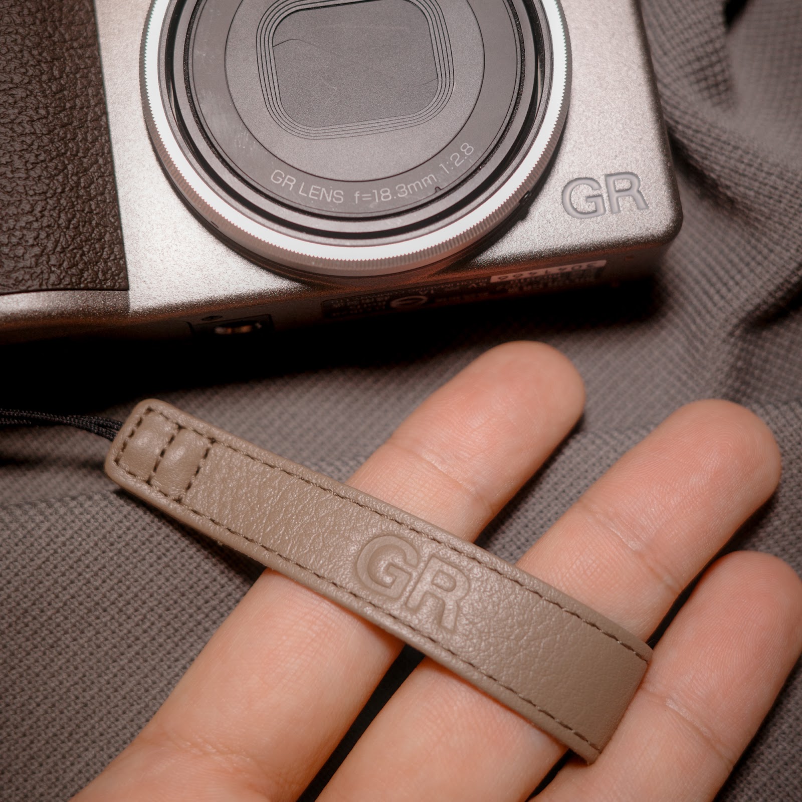 GR III Diary Edition 手指掛帶細節