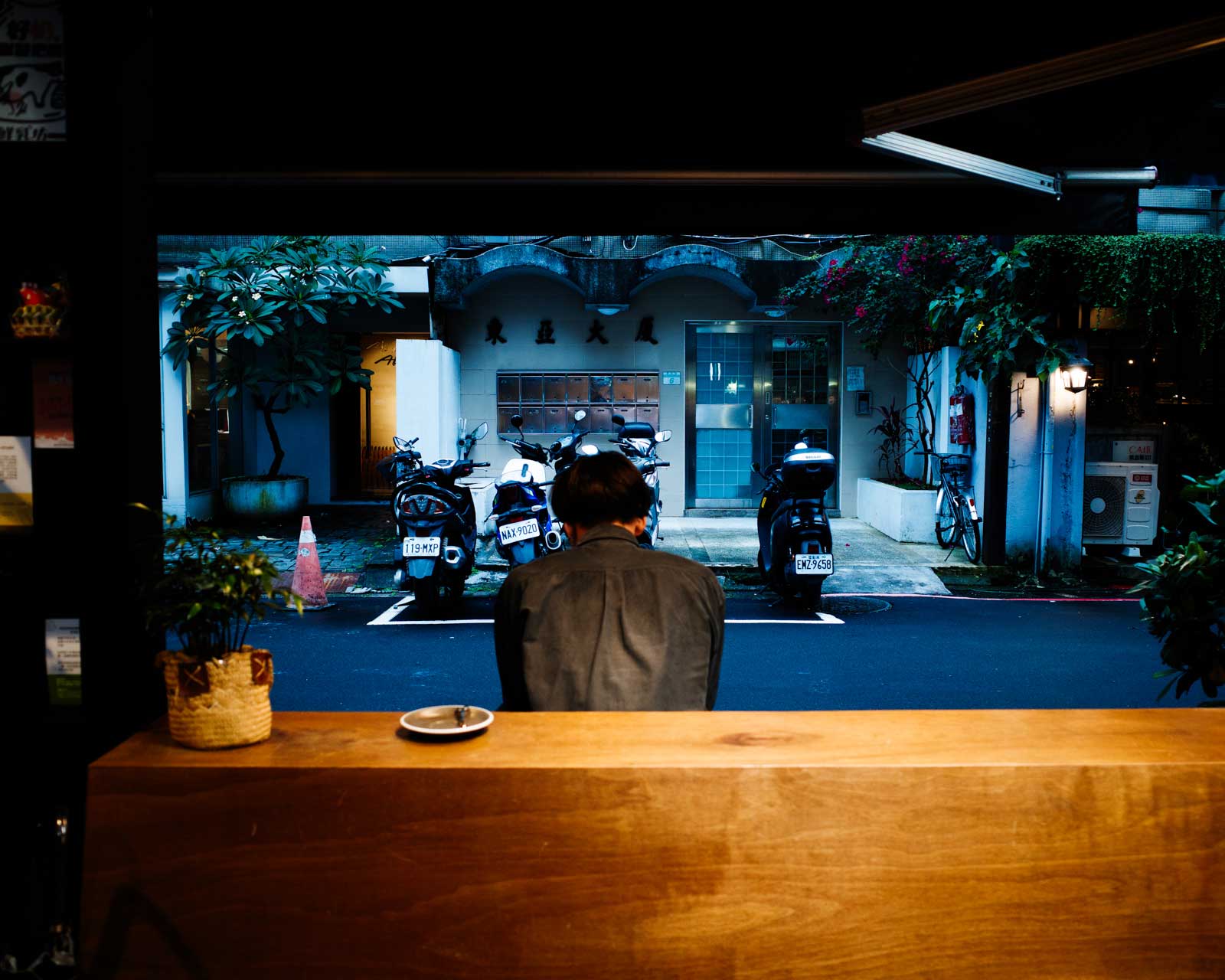 Ricoh GR 街頭攝影氛圍：冷色調與暖色調的情境對比