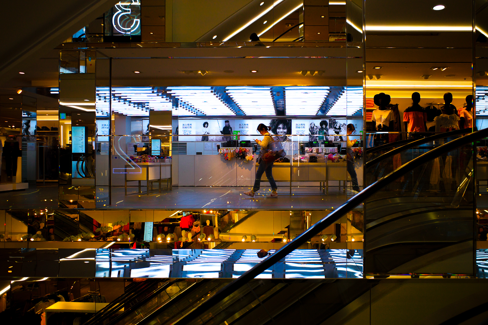 利用積水或玻璃產生的鏡像反射對稱幾何