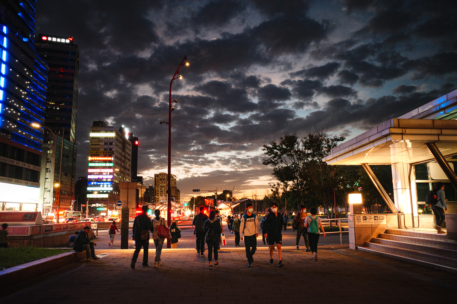 都市街道中左右明暗感大致對稱的構圖