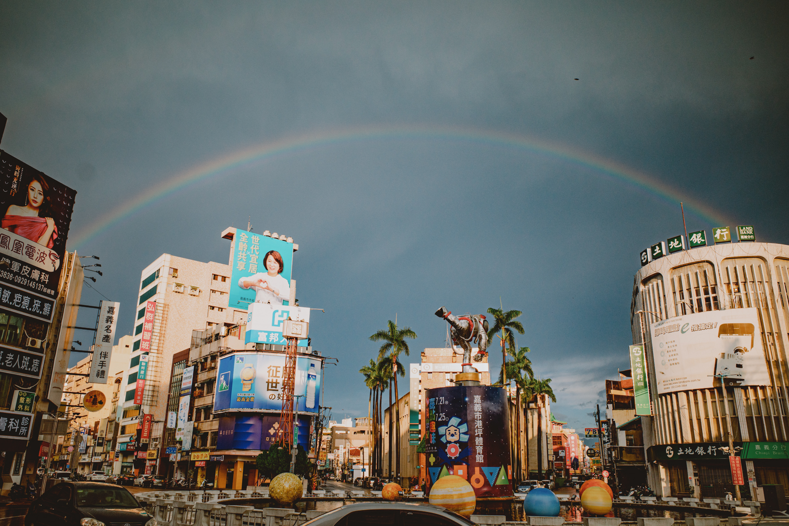 嘉義雨天午後的城市彩虹與街景