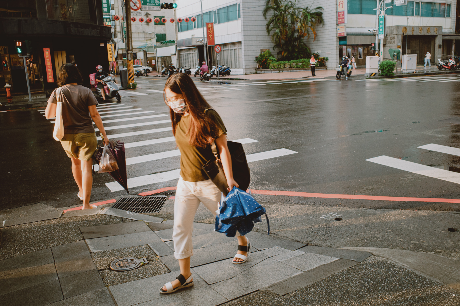 嘉義街頭光影：機車與行人交織的午後