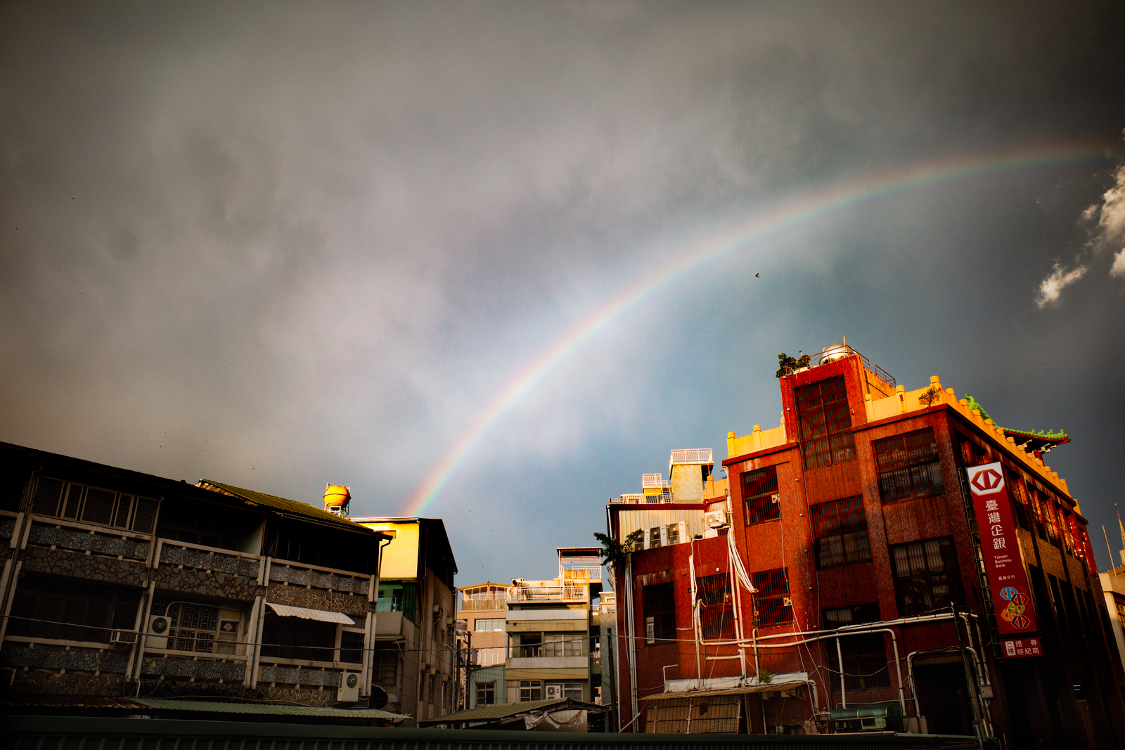 嘉義臺企大樓與雨後散開的烏雲