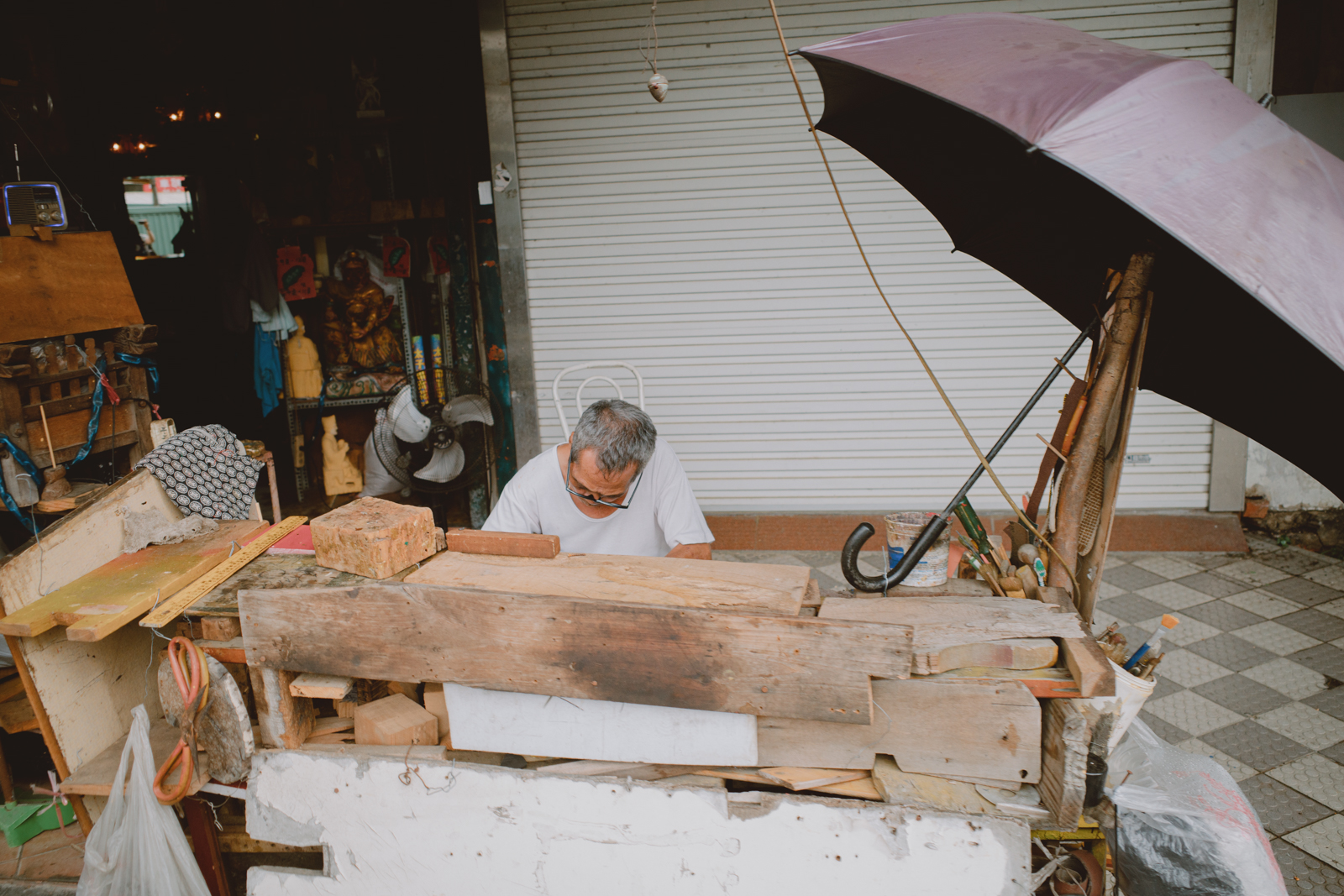 嘉義街頭光影：斜陽灑落的乾淨街道