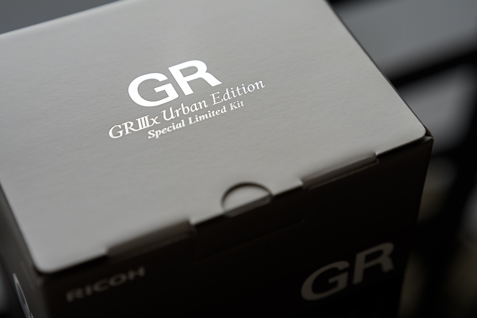 GR IIIx Urban Edition 盒裝配件與手腕帶 1