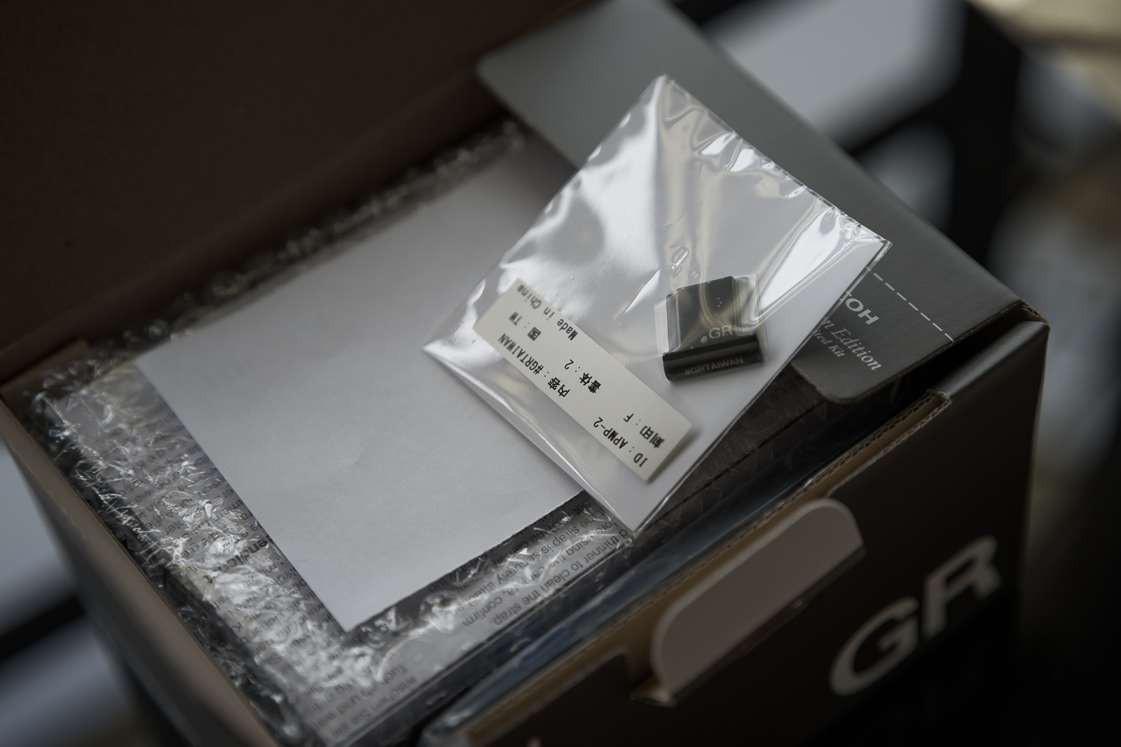 GR IIIx Urban Edition 盒裝配件與手腕帶 2