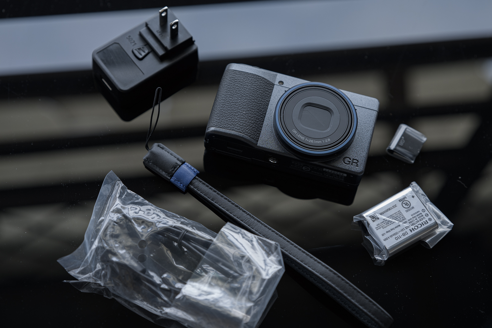 GR IIIx Urban Edition 盒裝配件與客製熱靴蓋 3