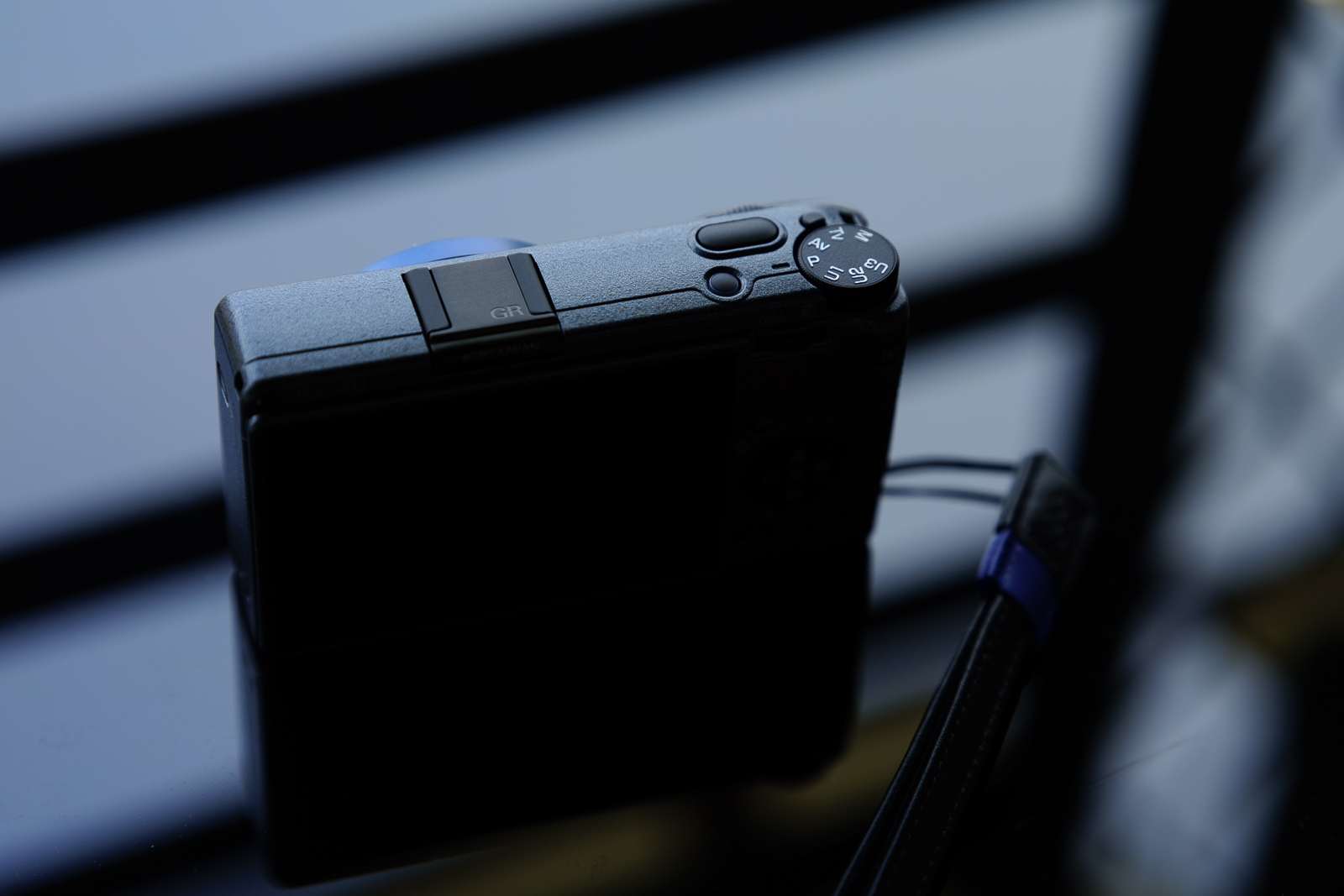 GR IIIx Urban Edition 金屬灰機身細節質感 1