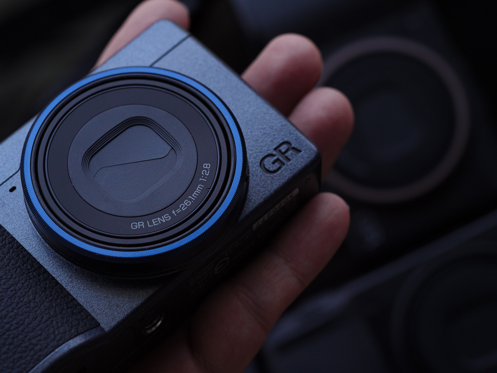 GR IIIx Urban Edition 海神藍 機身細節與鏡頭環 1