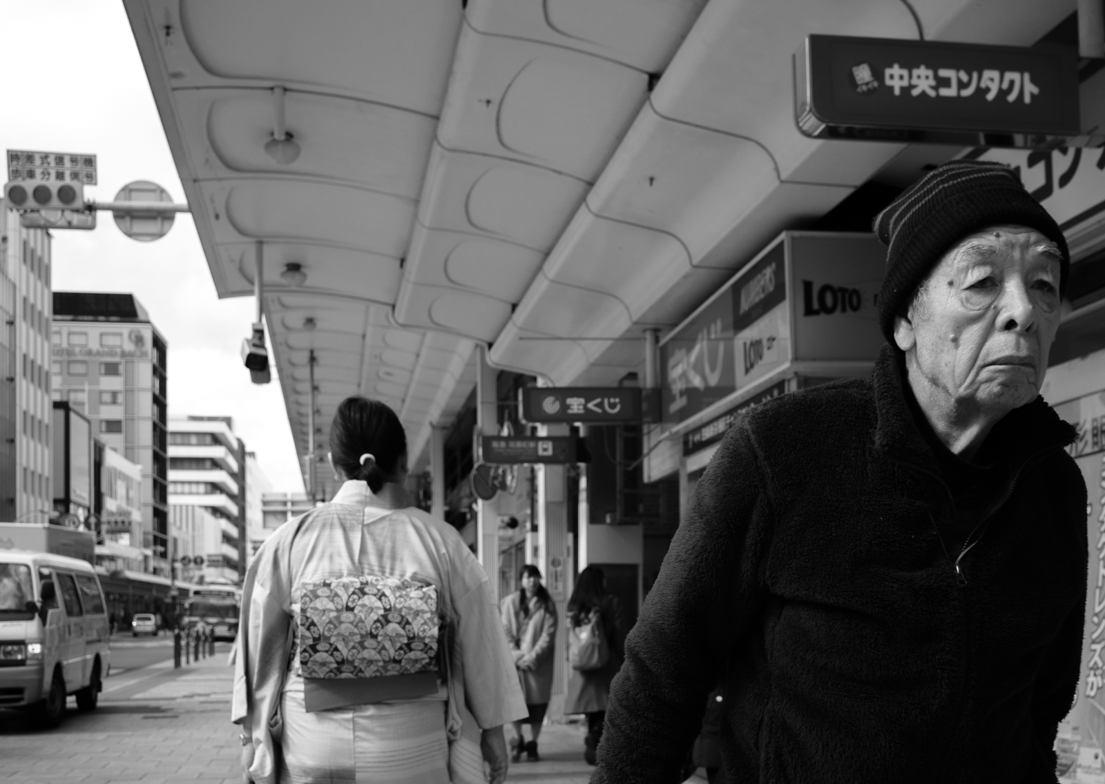 腳踏車騎士街頭黑白瞬間