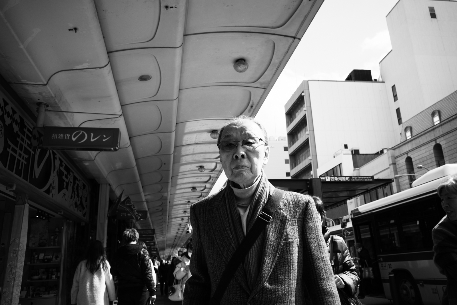 腳踏車與街頭行人黑白快拍