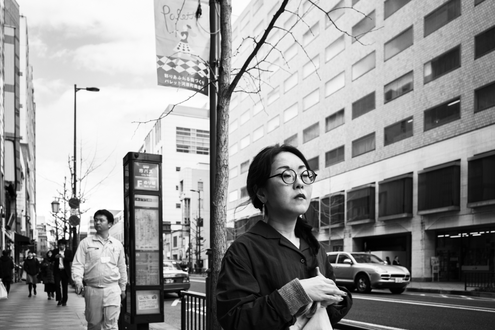 街頭行人與斑馬線黑白瞬間