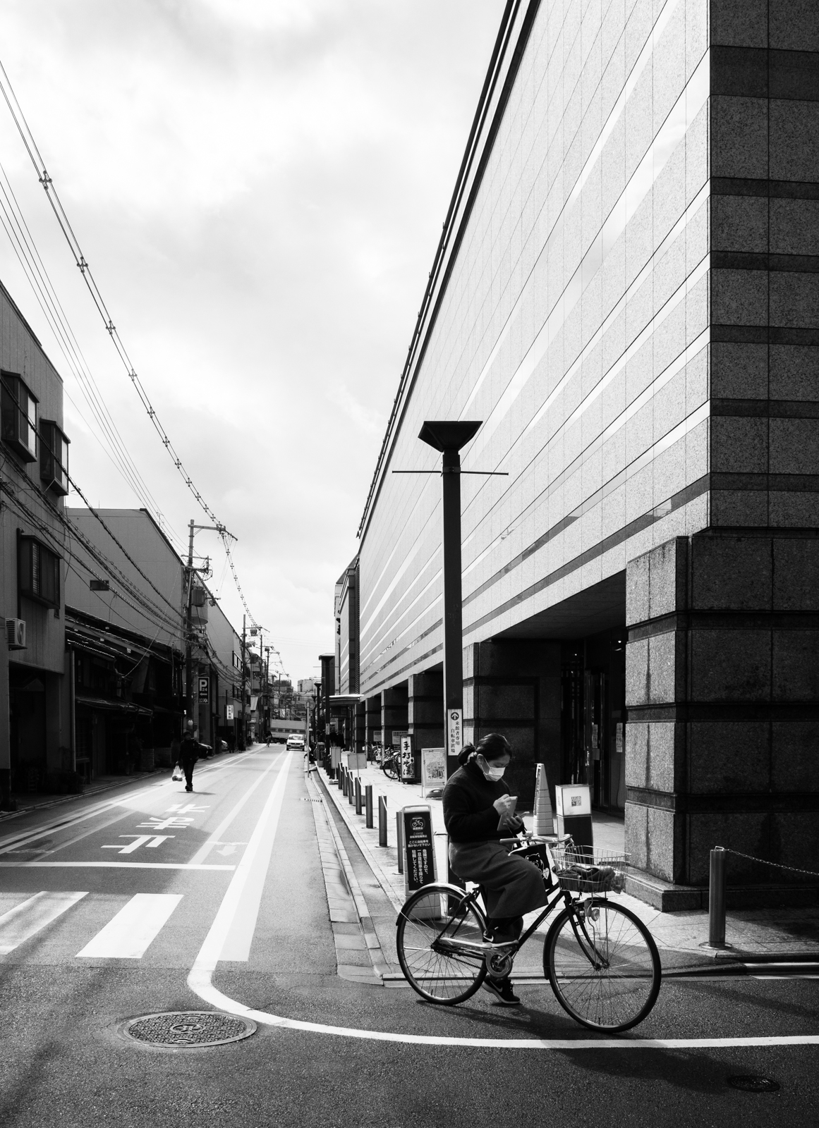 巷弄間的強烈光影對比黑白照