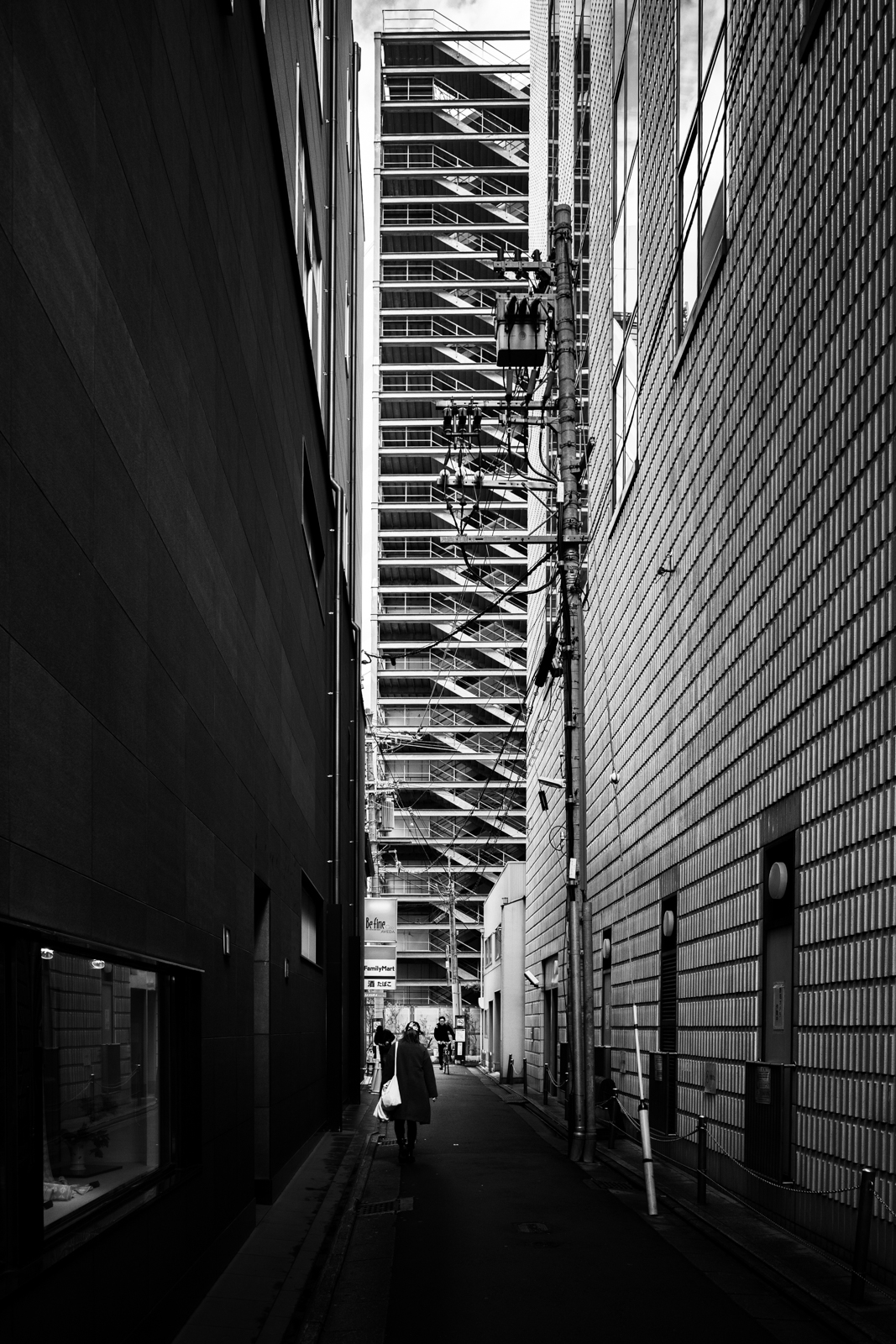 巷弄與行人的黑白光影交錯