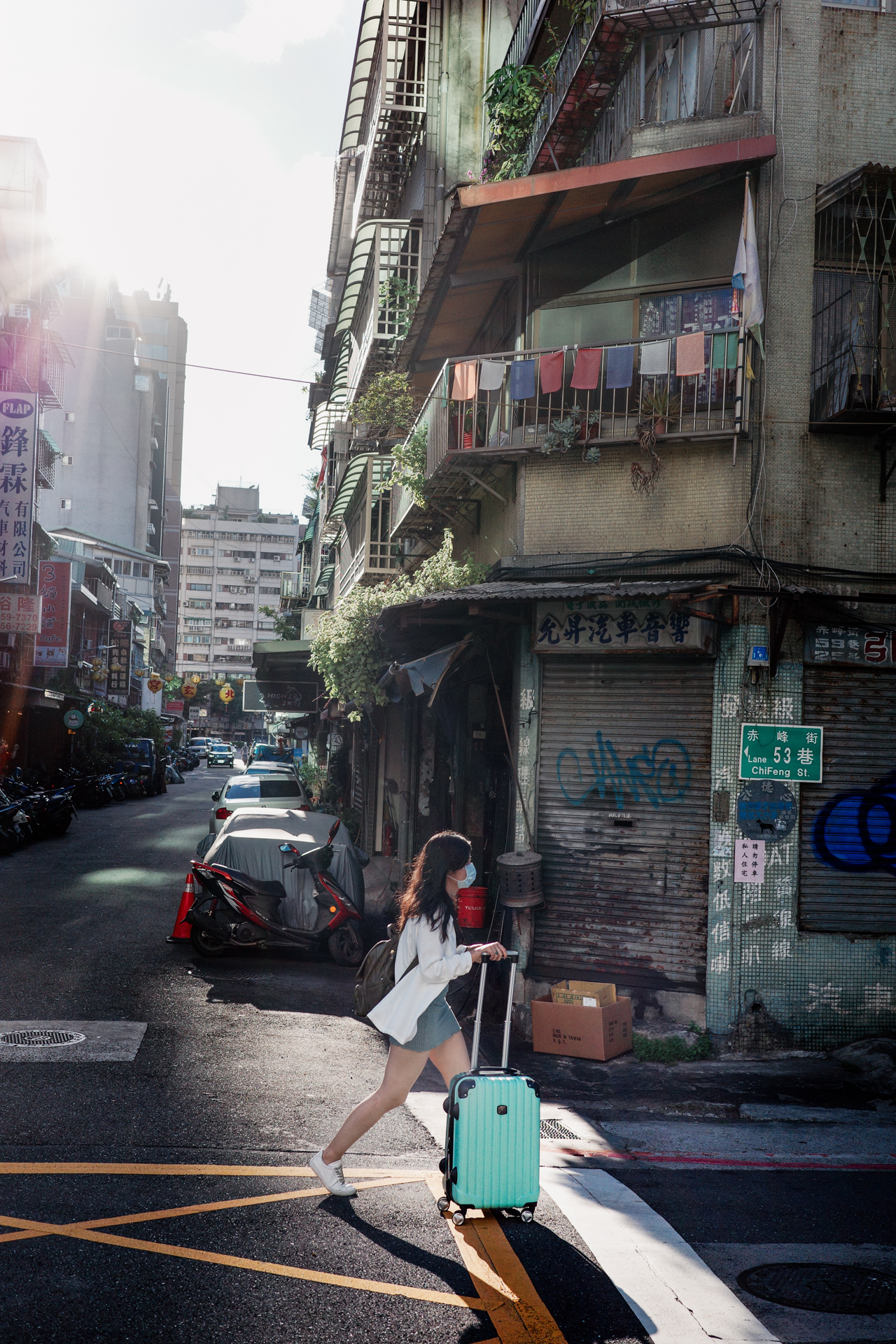 GR IIIx 機捷光影與老人背影