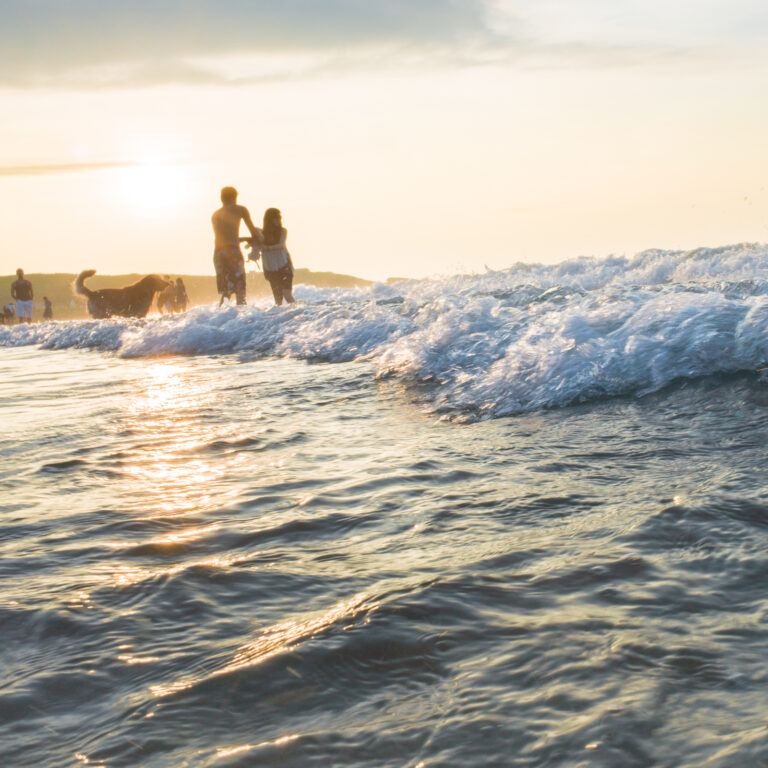 低角度拍攝海浪瞬間