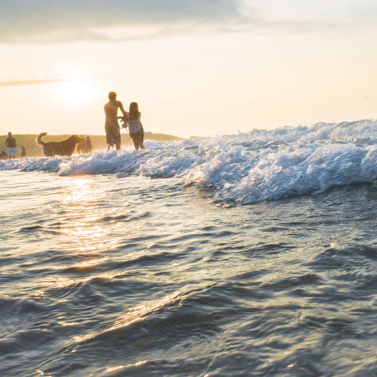 低角度拍攝海浪瞬間