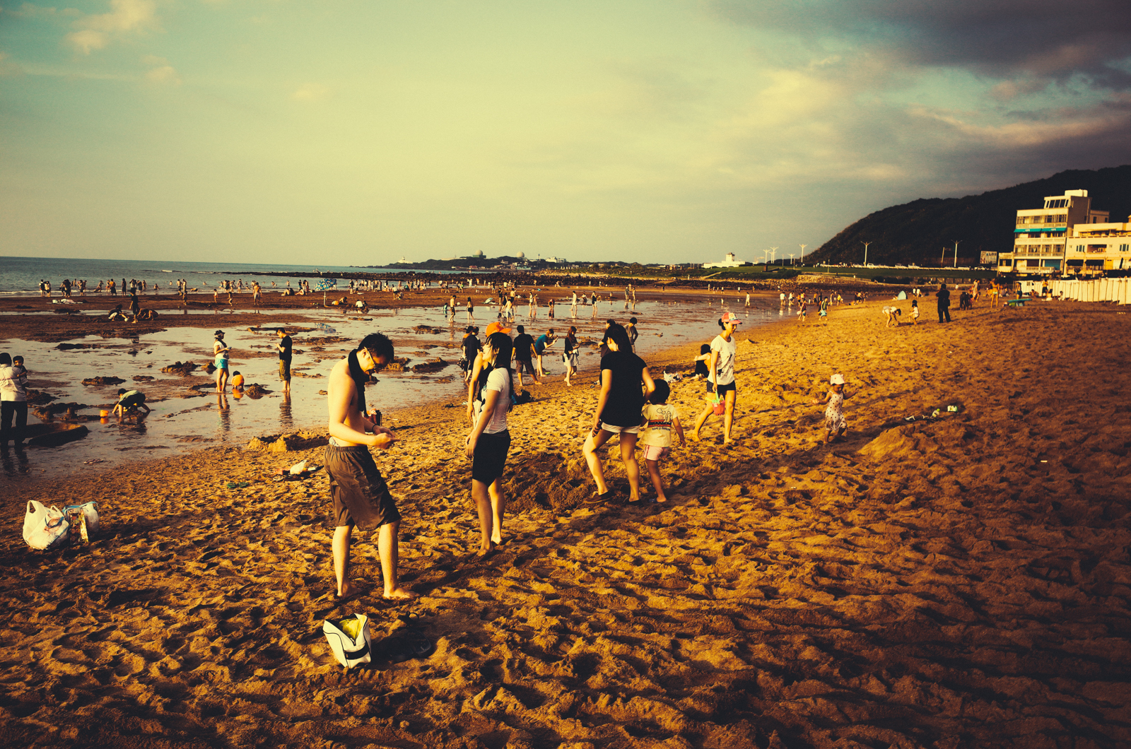 正負逆沖黃色調呈現復古海邊風情