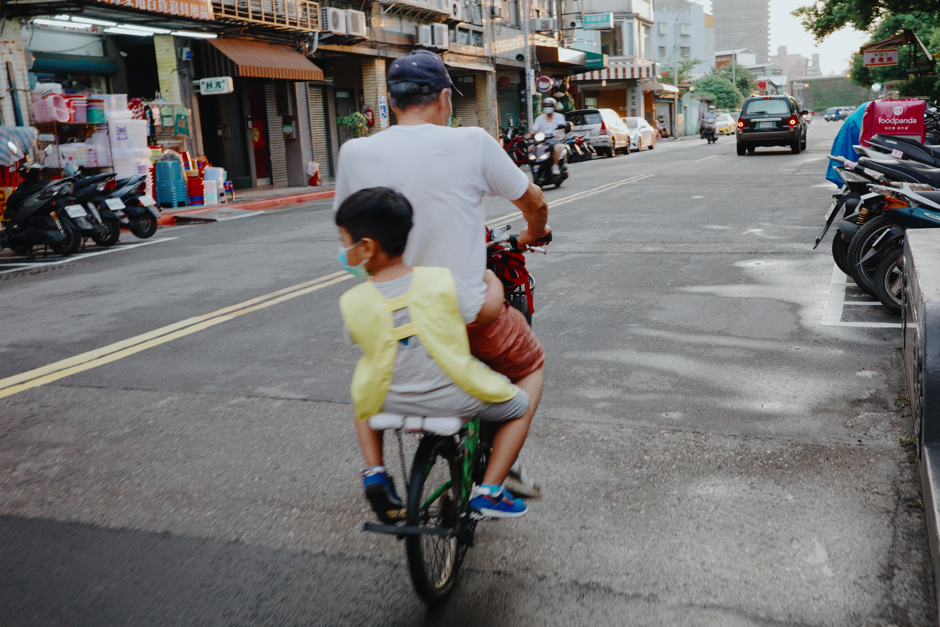 GR IIIx SNAP 快拍：爺爺載孫子的街頭瞬間