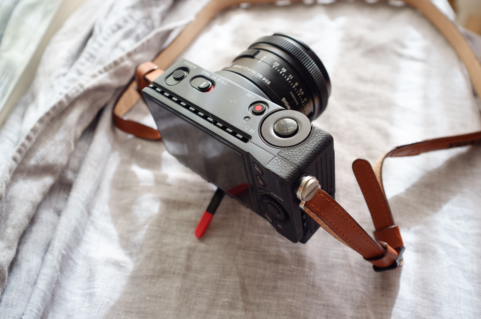 Sigma fp 輕巧機身與復古蒙皮風格 1