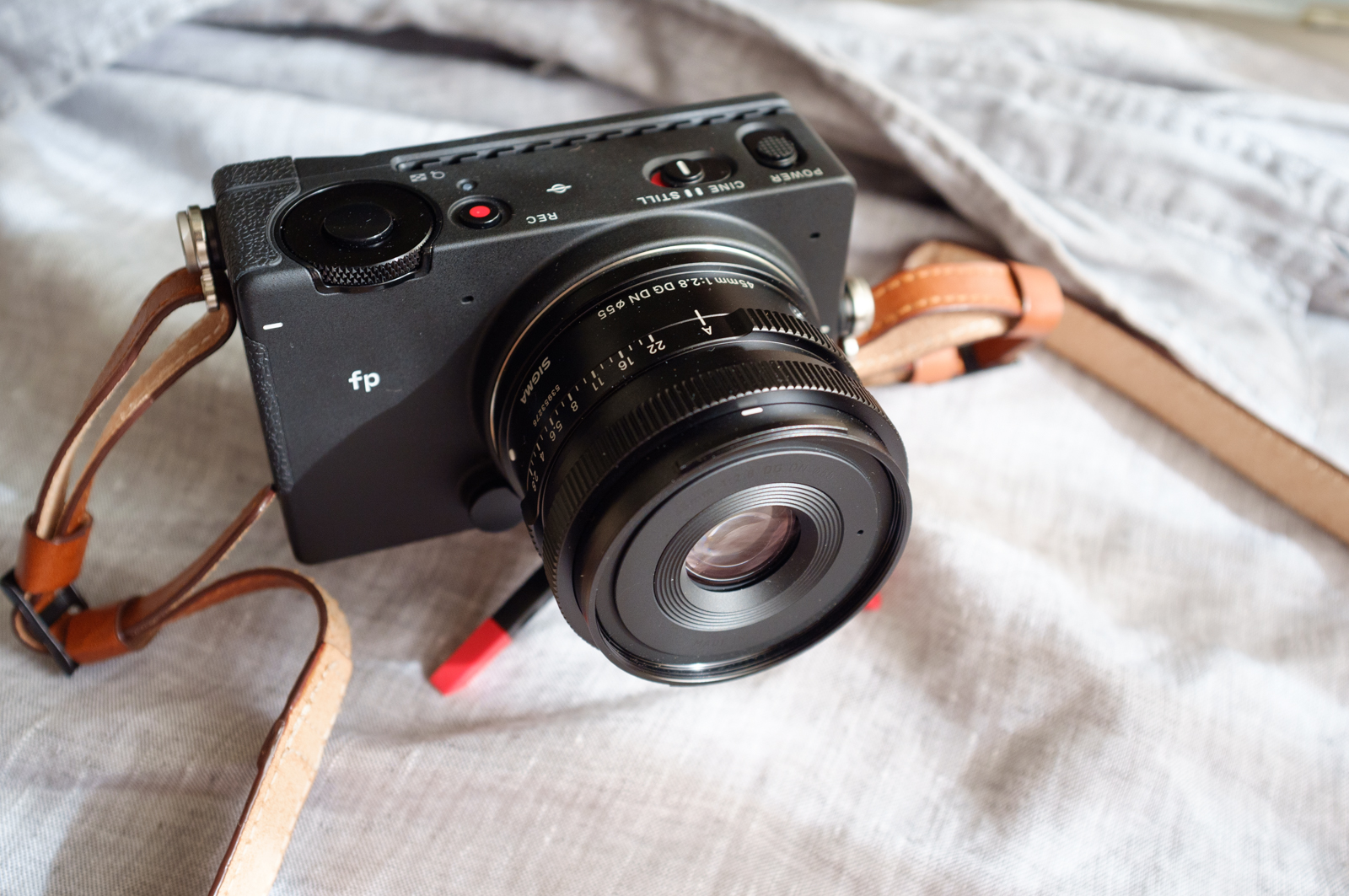 Sigma fp 輕巧機身與復古蒙皮風格 3