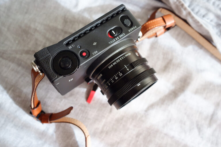 Sigma fp 輕巧機身與復古蒙皮風格 4