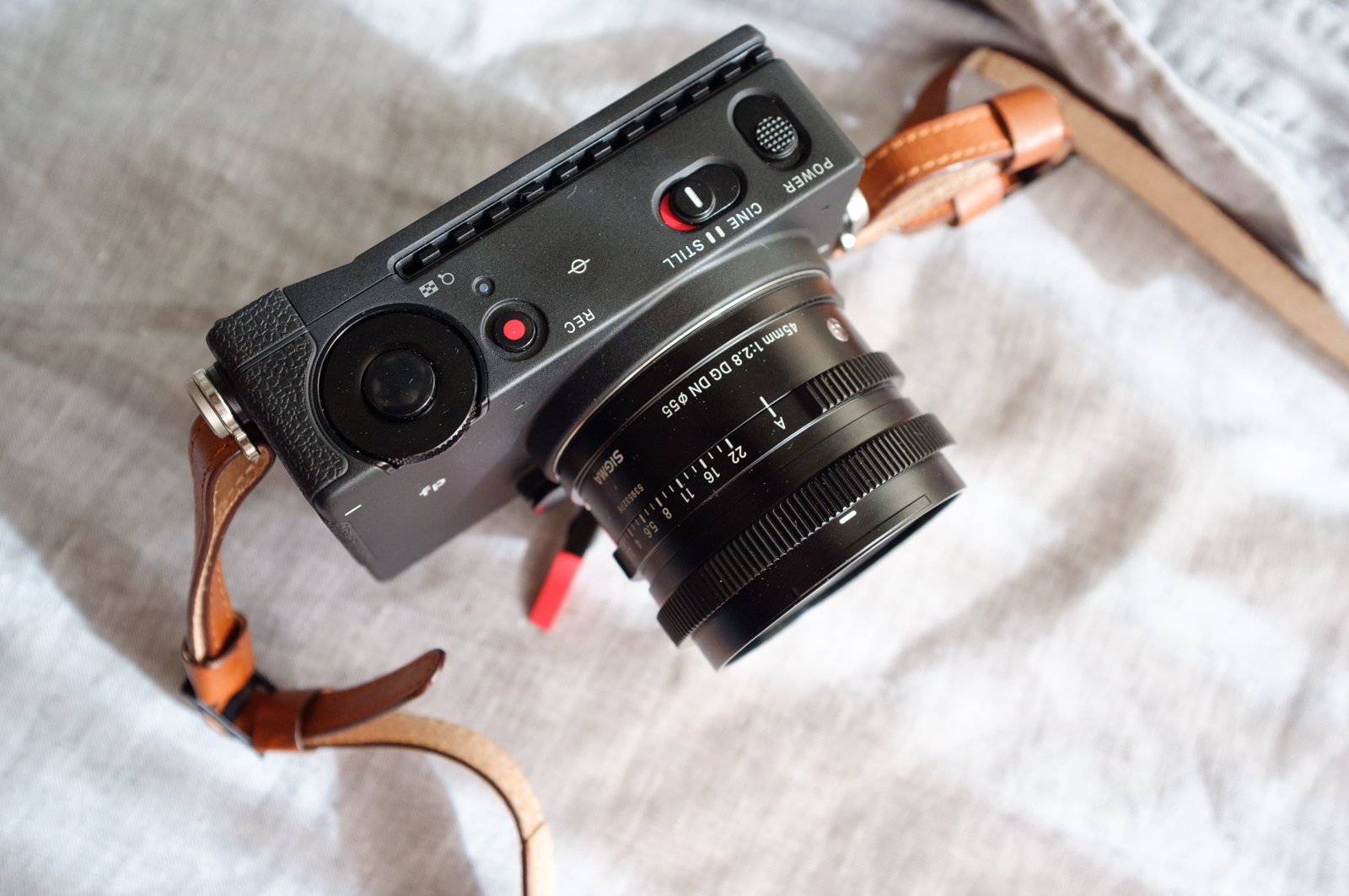 Sigma fp 輕巧機身與復古蒙皮風格 4
